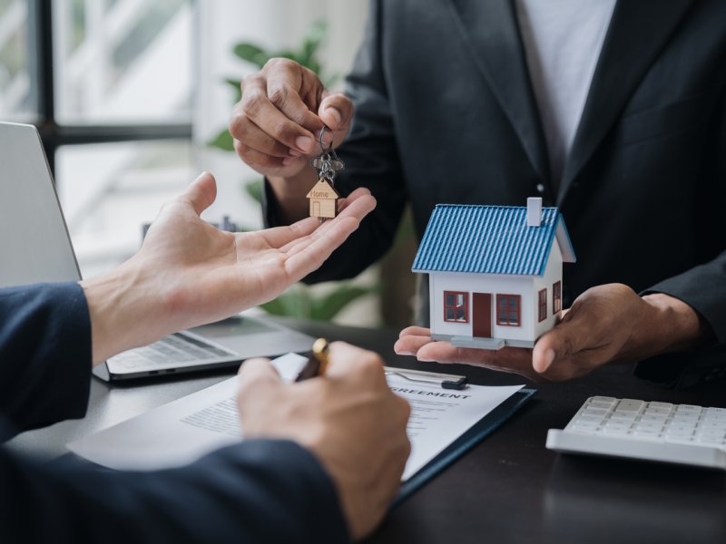 What does an estate agent do?