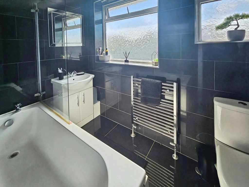BD009018-bathroom
