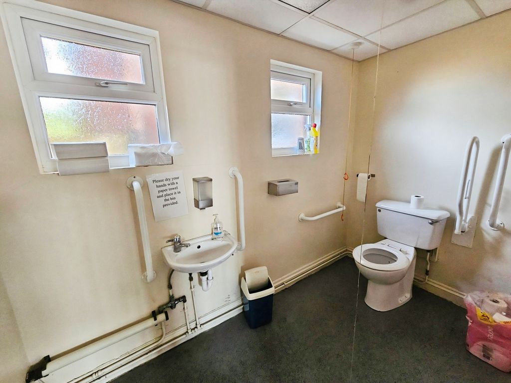 BD008837-wc-hall