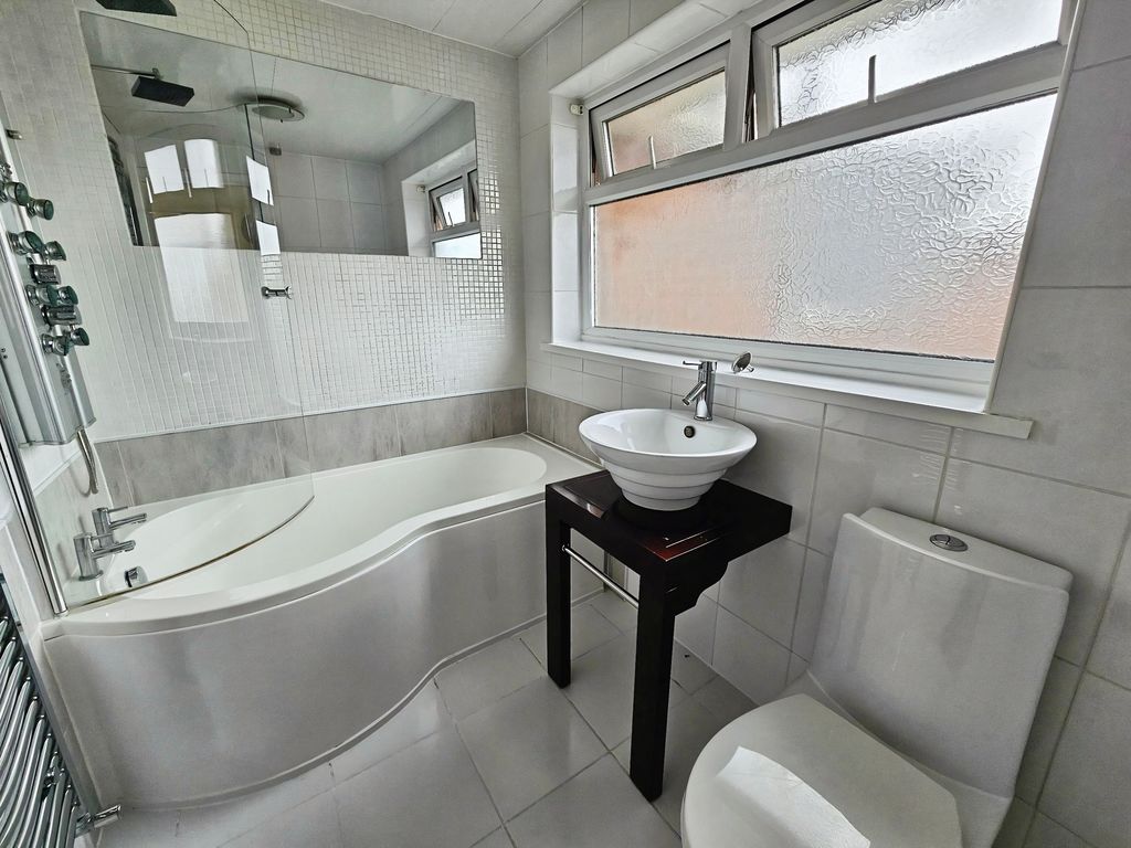BD009024-bathroom